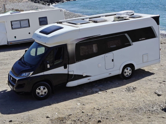 Wnętrze w pełni wyposażonego kampera Costa Rental z kuchnią i miejscem do spania